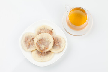 one of the Chinese rice cakes Knead flour or glutinous rice flour, add the filling with sugar, and bake it wide on a pan or in a bun season
 중국식 떡의 하나. 밀가루나 찹쌀가루를 반죽하여 설탕으로 소를 넣고 번철이나 프라이팬 따위에 둥글넓적하게 
