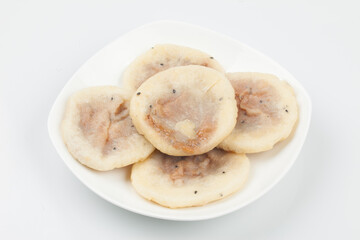 one of the Chinese rice cakes Knead flour or glutinous rice flour, add the filling with sugar, and bake it wide on a pan or in a bun season
 중국식 떡의 하나. 밀가루나 찹쌀가루를 반죽하여 설탕으로 소를 넣고 번철이나 프라이팬 따위에 둥글넓적하게 