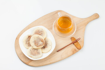 one of the Chinese rice cakes Knead flour or glutinous rice flour, add the filling with sugar, and bake it wide on a pan or in a bun season
 중국식 떡의 하나. 밀가루나 찹쌀가루를 반죽하여 설탕으로 소를 넣고 번철이나 프라이팬 따위에 둥글넓적하게 