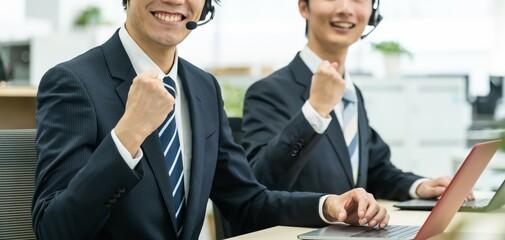 スーツを着た日本人オペレーター