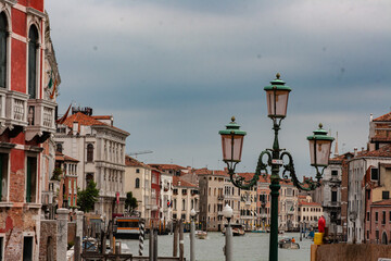 Naklejka premium Veneza é um labirinto de pequenos e grandes canais espalhados pela laguna no nordeste da Itália. 