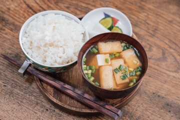 油揚げとお豆腐の味噌汁と白ごはんとお漬物のヘルシーな朝食