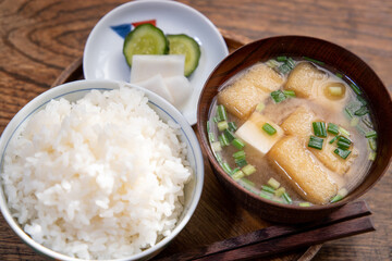 油揚げとお豆腐の味噌汁と白ごはんとお漬物のヘルシーな朝食