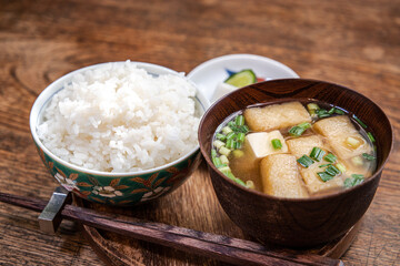 油揚げとお豆腐の味噌汁と白ごはんとお漬物のヘルシーな朝食
