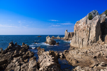 Fototapeta na wymiar 東尋坊の海と岩