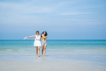 Fototapeta na wymiar Young women with friends enjoying on the beach,Happiness woman on beach.