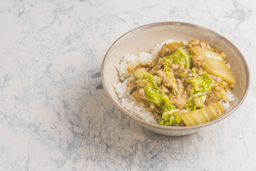 白菜と鶏そぼろ餡かけ丼