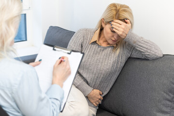 Fototapeta premium Professional psychologist conducting a consultation.