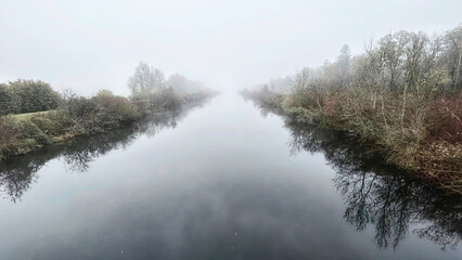 Fototapeta na wymiar Ein Fluss der im Nebel endet