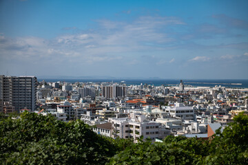 Fototapeta na wymiar 沖縄・浦添大公園から見下ろす街の風景
