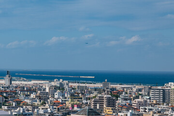 Fototapeta na wymiar 沖縄・浦添大公園展望台から見える飛行機と景色