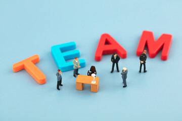 Division and cooperation among businessmen