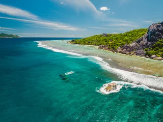 Fototapete Anse Source D'Agent, Insel La Digue, Seychellen Luftaufnahme von Anse Source d& 39 Argent, La Digue Seychellen. Malerischer Paradiesstrand. Granitfelsen, weißer Sand, Palmen, türkisfarbenes Wasser