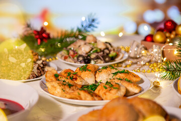 Pierogi ruskie pieczone na świątecznym półmisku. Polskie tradycyjne pierogi wigilijne