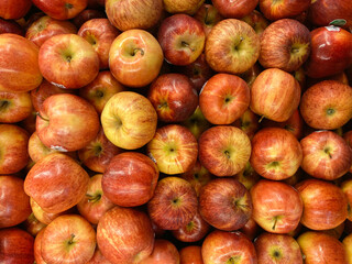Fototapeta na wymiar piles of apples on supermarket