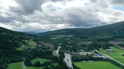 Fototapeta na wymiar torrent, cascade et montagne au centre de la Norvège Hardangervidda