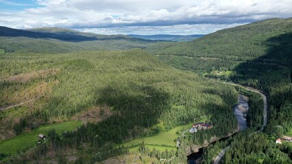 Fototapeta premium torrent, cascade et montagne au centre de la Norvège Hardangervidda