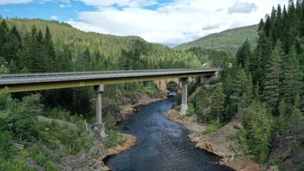 Fototapeta premium torrent, cascade et montagne au centre de la Norvège Hardangervidda
