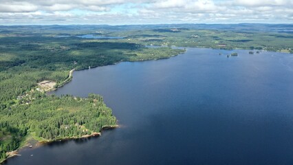 Survol du lac Siljan en Suède entre Rattvik et Mora	