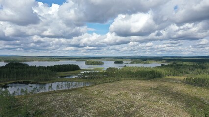 survol des lacs suédois dans la région de Dalécarlie, Scandinavie