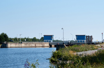 Fototapeta na wymiar Entrance to the lock on the river