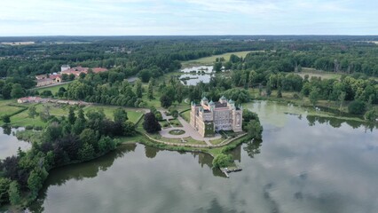 Fototapeta na wymiar château au bord du lac Hjälmaren en Suède près d'Örebro