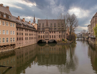 Fototapeta na wymiar Blick von der Brücke auf dasHeilig-Geist-Spital in Nürnberg am Nachmittag, bei bedecktem Himmel