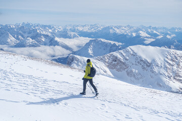 Fototapeta na wymiar Wanderer im Winter in den Berge 