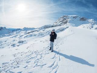 Fototapeta na wymiar Wanderin in schneebedeckter Berglandschaft