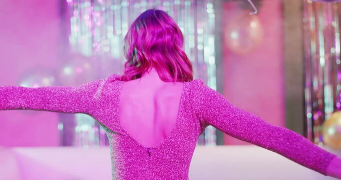 Video of happy caucasian woman dancing on the dancefloor at a nightclub