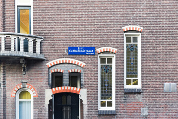 Naklejka premium Ozdobne okna na jednej z ulic Eindhoven sint Catharinastraat