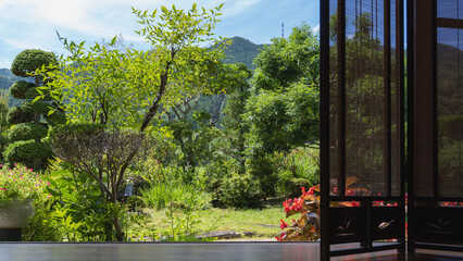 日本家屋の縁側と庭の風景