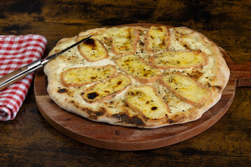 tarte au maroilles en gros plan sur une table