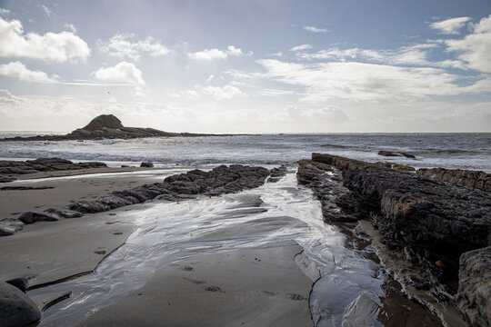 mit Felsen zerklüfteter strand in Irland