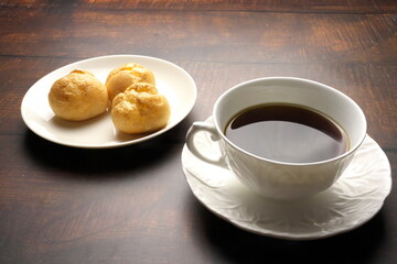 ミニシュークリームとコーヒー