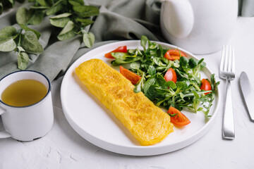Omelet with fresh spinach and tomato salad