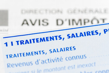 Impôts France: Détail d'une déclaration de revenus française avec un gros plan sur la rubrique des traitements et salaires