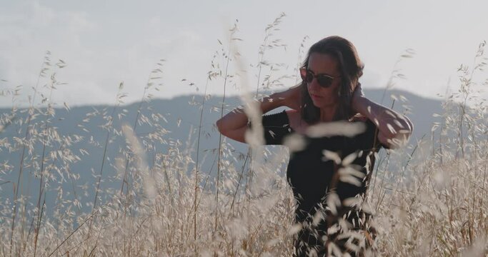 ESTATE BELLA DONNA NEL CAMPO DI GRANO ABITO NERO ESTIVO VIDEO DA 8.3K RAW