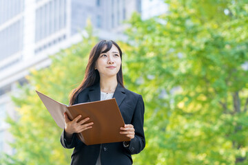ファイルを持つ女性