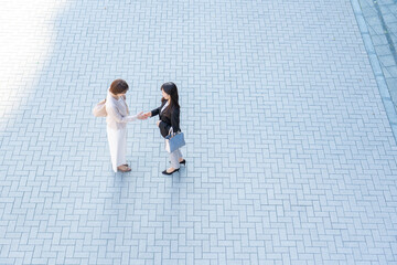 握手をするビジネスウーマン