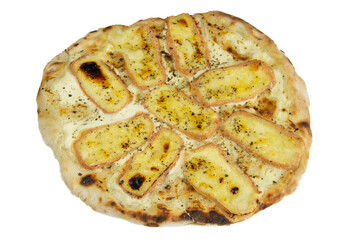 tarte au maroilles en gros plan isolé sur un fond blanc