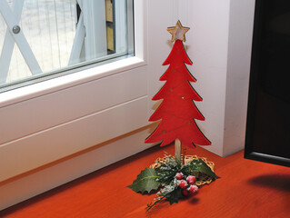 piccolo angolo natalizio con albero e vischio sul mobile di legno