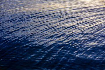夕暮れ時の海面にできた模様