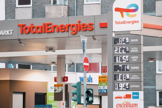 30 July 2022, Cologne, Germany: Motorists fill their cars with gasoline and diesel at the Total energies gas station. Inflation and expensive prices for petroleum products