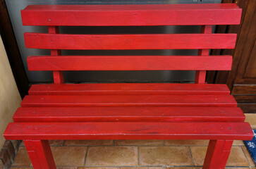 Panchina rossa di legno