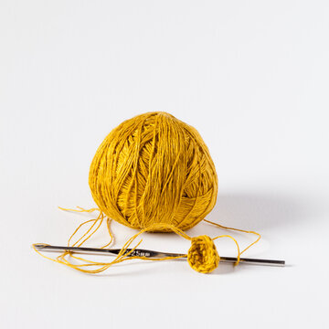 Pelote de fil jaune avec un crochet