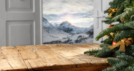 Holztisch, offene Tür, Winterlandschaft und Freiraum