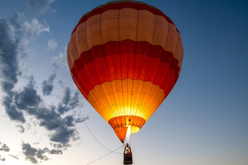 Fototapeta premium Air balloon in the evening sky