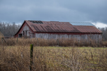 Obraz premium Abandoned barn in a field