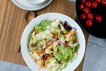 Garden salad with cherry tomatoes